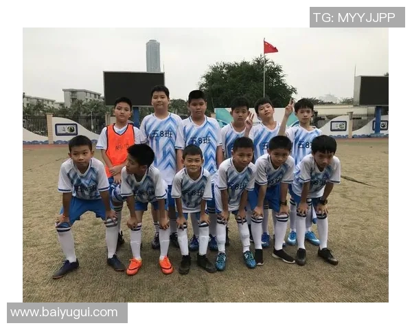 从小球场到大舞台我的足球明星之路与梦想的追逐