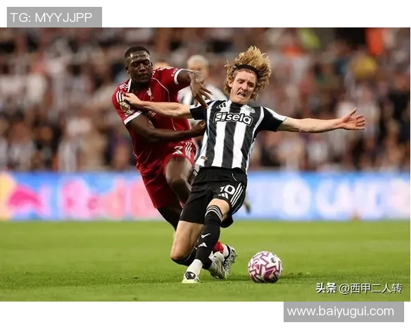 哪个足球明星在篮球场上表现最出色引发了球迷们的热议与讨论